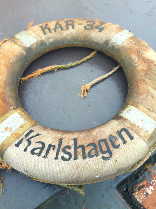 Originaler Rettungsring der ehemaligen WOLGAST aus DDR-Zeiten mit Fischereikennzeichen KAR 34 und Heimathafen Karlshagen © Ihmke Elfers; 1. Mai 2017; Mit freundlicher Genehmigung hier veröffentlicht. Vielen Dank!